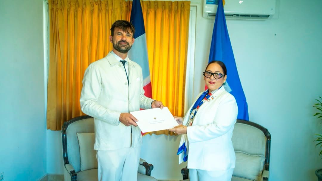 Haïti-France : Raina Forbin reçoit les copies figurées des lettres de créance de Gautier Lekens