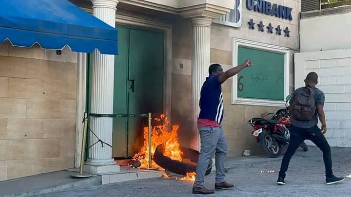 Manifestation à UNIBANK Delmas 71 : de graves accusations contre la banque après l’affaire Caleb Jean-Baptiste